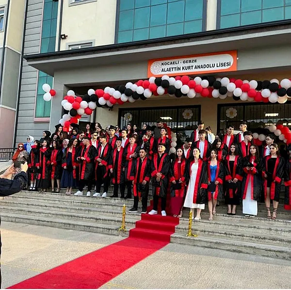 Kocaeli Valiliği'nden mezuniyet töreninde "uygunsuz kıyafet" açıklaması: İnceleme başlatıldı - 3