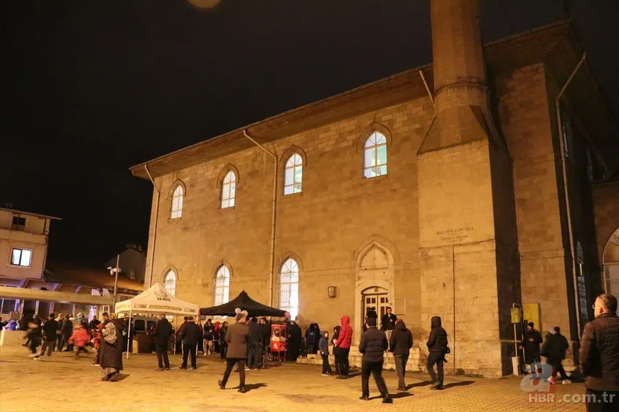 On bir ayın sultanı Ramazan başladı: İlk teravih namazında camiler dolup taştı! 6