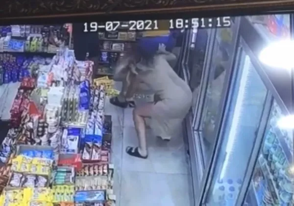 1627033675686.jpg Markette taciz skandalı! Kadının eşi tacizciye saldırdı - 3