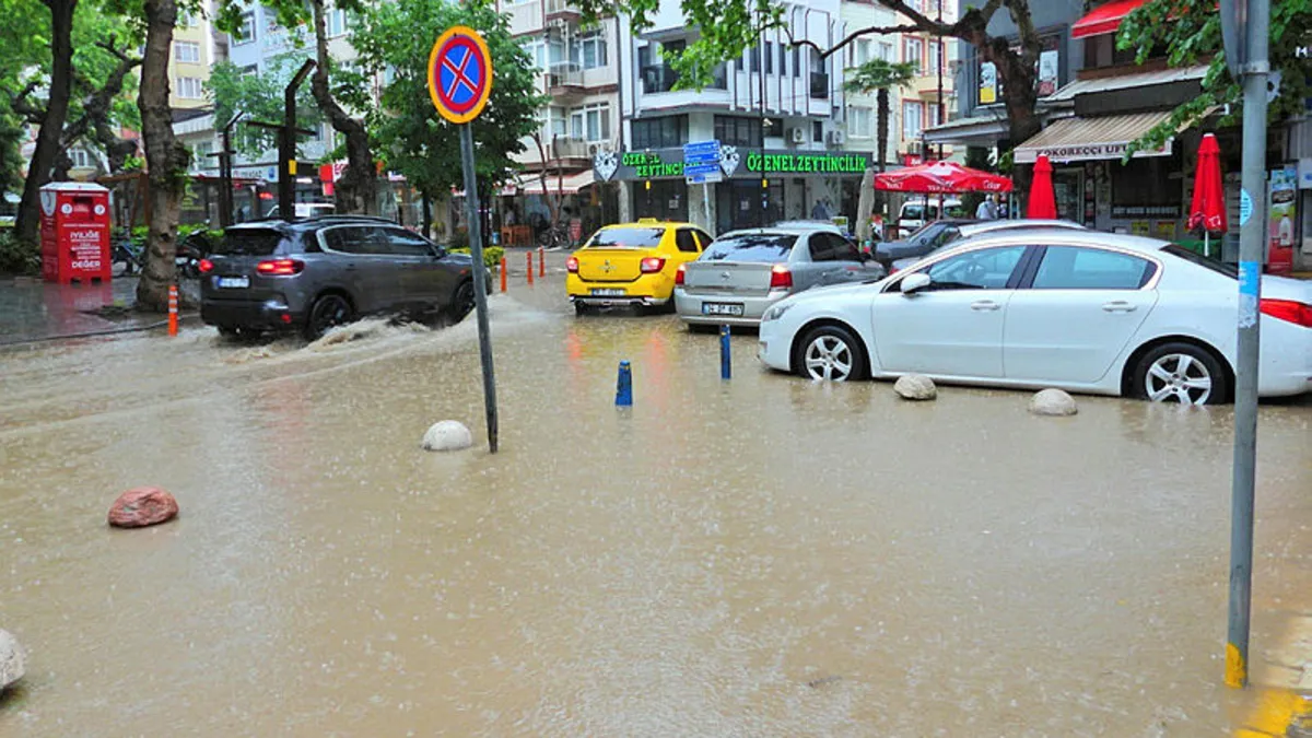 Şiddetli yağış Erdek'te hayatı felç etti