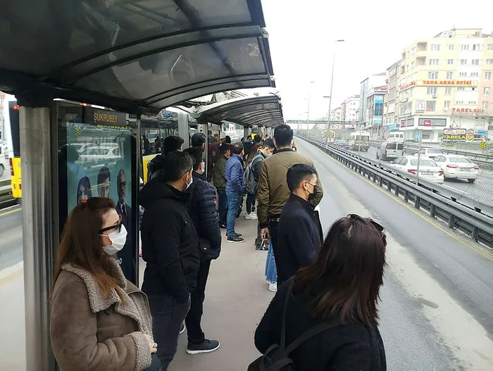 Son dakika: Metrobüslerde korkutan yoğunluk! Adım atacak yer kalmadı - 1