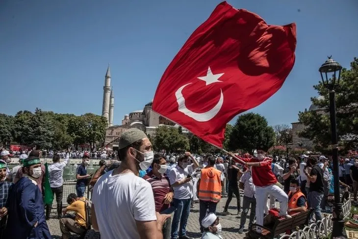 86 yıllık hasret bir cuma vakti vuslata erdi! Ayasofya Camii'nin ibadete açılışının yıl dönümü