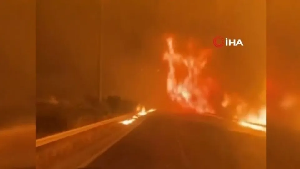 İşte Buca’daki yangının en nete görüntüsü! Araç alevlerin içinden geçti