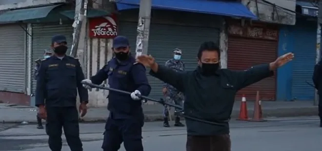 Nepal’in başkenti Katmandu’da polisten koronavirüse karşı ilginç yöntem | Video