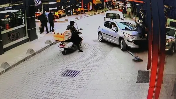 Hız nedeniyle kontrolden çıktı! Yayayla birlikte dükkana daldı - 3