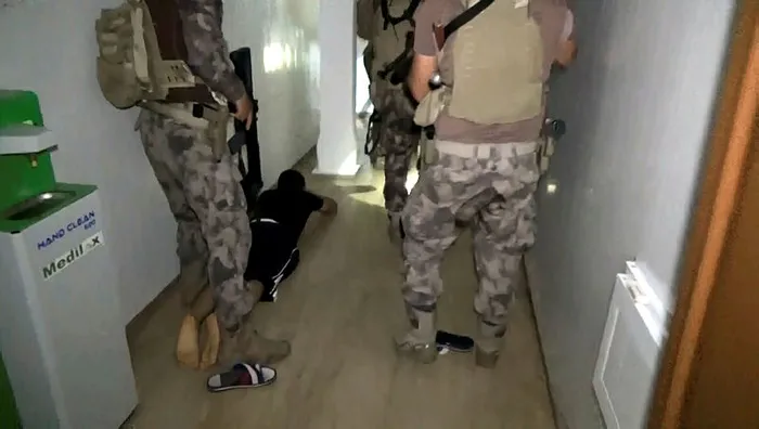 Adana merkezli 4 ilde Şirinler çetesine baskın: Çelik kafeste hapsettikleri 2 kişiyi polis kurtardı - 1