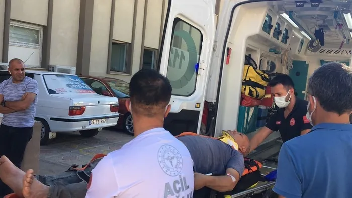 İki otomobil kafa kafaya çarpıştı: 4 yaralı - 2