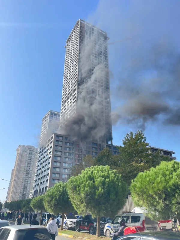1697808657319.jpg İstanbul'da korkutan yangın: 45 katlı rezidans alevlere teslim - 4