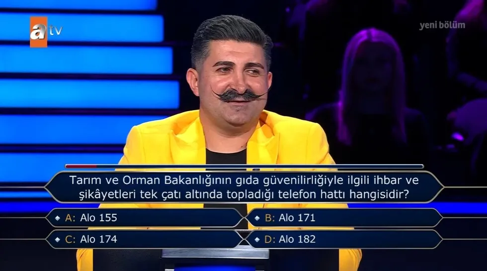 milyonere-sari-takim-elbisesiyle-damga-vurdu-kendi-alanim-dedi-hayatinin-sokunu-yasadi-1777852946336.jpg Yarışmacı, karşısına çıkan 6. soruda kendinden emin tavırlarıyla dikkat çekerken hayatının hatasını yaptı. (Foto: ATV)