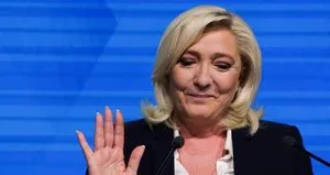 Le Pen ırkçılığını tescilledi!