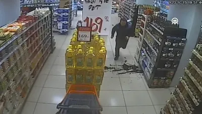 Deprem anı marketin güvenlik kamerasında