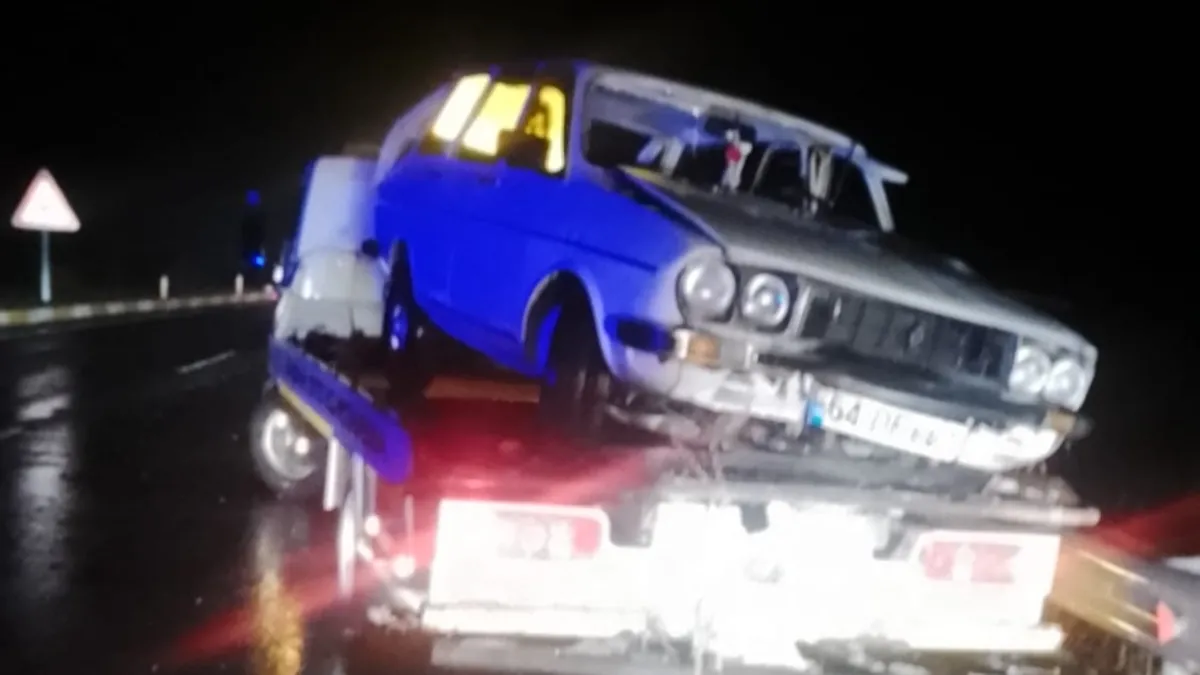 Uşak’ta otomobil ile TIR çarpıştı: 1’i çocuk 3 yaralı