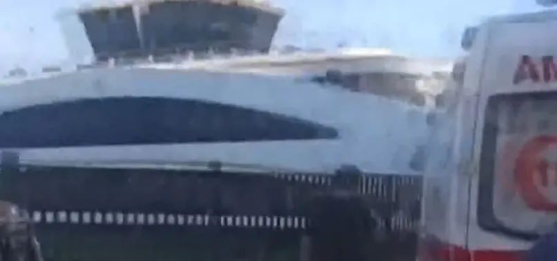 Son dakika: Karaköy'de vapur iskeleye çarptı! 7 kişi yaralı