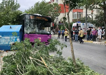 Avcılar'da halk otobüsü kaza yaptı