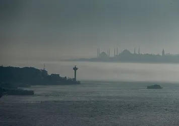 İstanbul'da boğaz trafiğine sis engeli