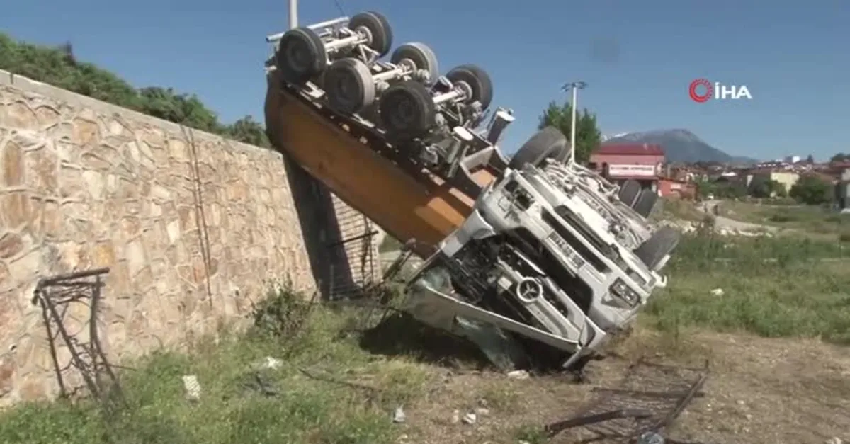 Tonlarca ağırlığındaki hafriyat kamyonu duvarda böyle asılı kaldı |Video