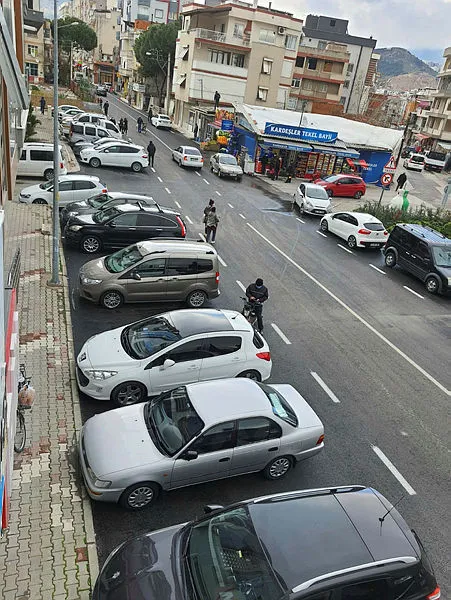 İzmir'de Kemal Kılıçdaroğlu’nun geçeceği yola asfalt döküldü! 5 yıldır köstebek yuvası gibiydi - 1