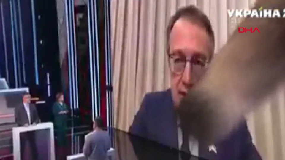 Canlı yayında yayında neye uğradığını şaşırdı! Bakan yardımcısının kediyle imtihanı