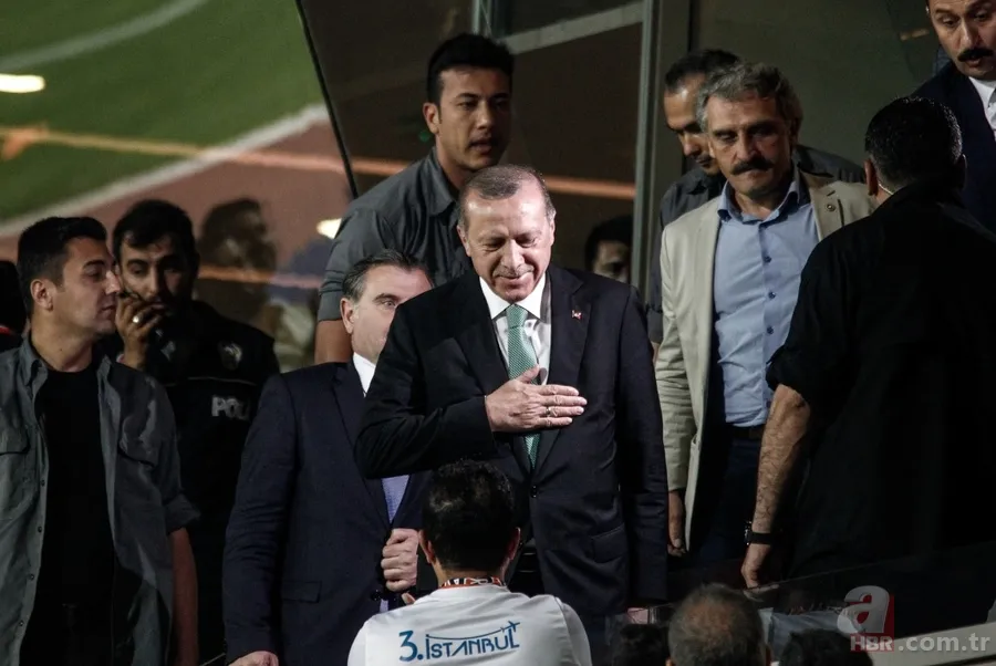 Cumhurbaşkanı Recep Tayyip Erdoğan tribünde maçı takip etti 10