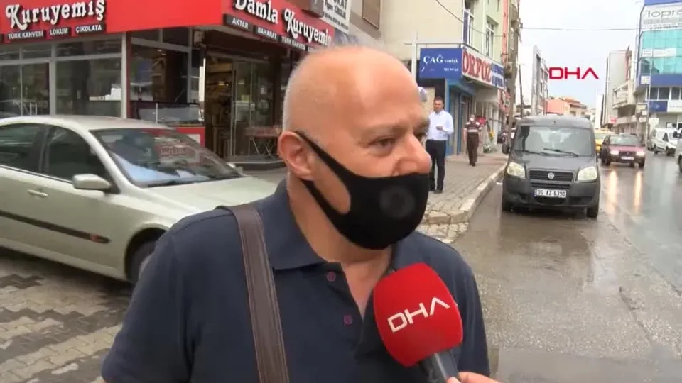 İzmirlilerden CHP’li Tunç Soyer’e para ve bayrak tepkisi: Türkiye Cumhuriyeti’ne baş kaldırmaktır | Video