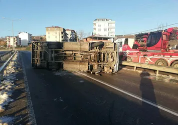Ordu'da işçileri taşıyan midibüs devrildi