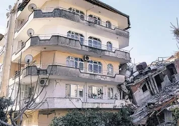 Üzerine bina yıkılmasına rağmen ayakta! 30 yıllık apartmanda saksı bile kırılmadı! İşte depreme dayanmasının sırrı