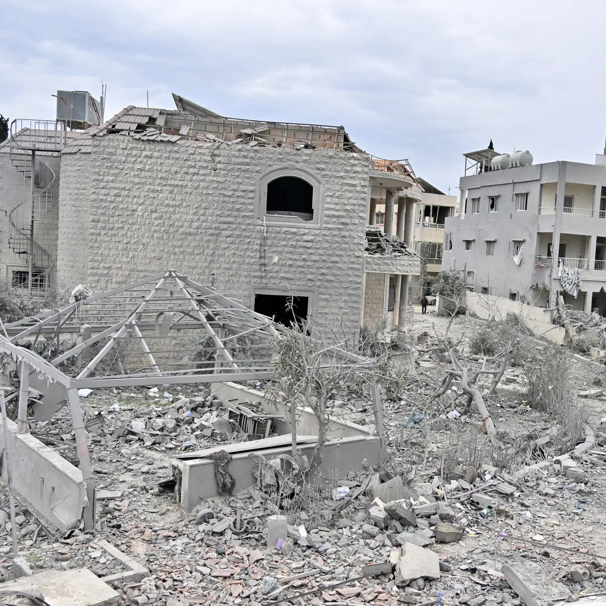 İsrail işgal güçlerinden Lübnan'da yıkım