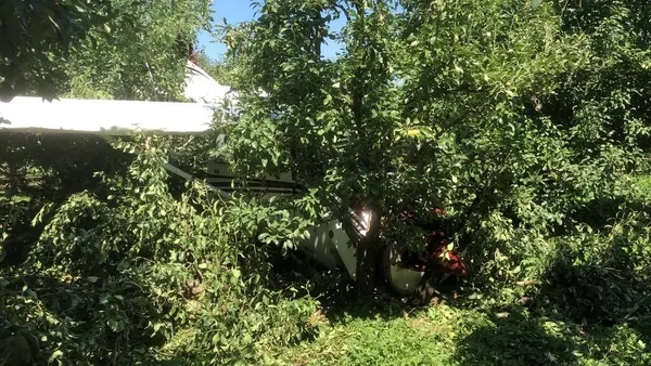 Bursa’da eğitim uçağı mecburi iniş yaparken bahçeye düştü