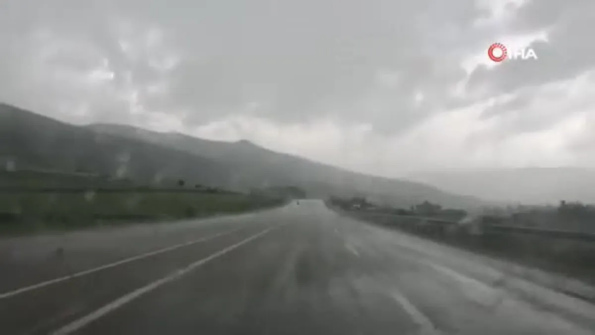 Erzincan’da dolu yağışı etkili oldu