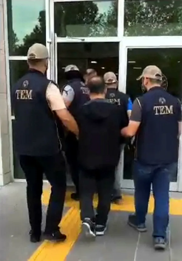 yurt-disina-kacacaklardi-tekirdagda-10-fetopdy-suphelisi-yakalandi-1695831261606.jpg Yurt dışına kaçacaklardı! Tekirdağ'da 10 FETÖ/PDY şüphelisi yakalandı - 1
