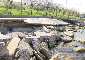 Beylikdüzü'nde vatandaşları korkutan olay! Gürpınar Sahili yürüyüş yolu çöktü