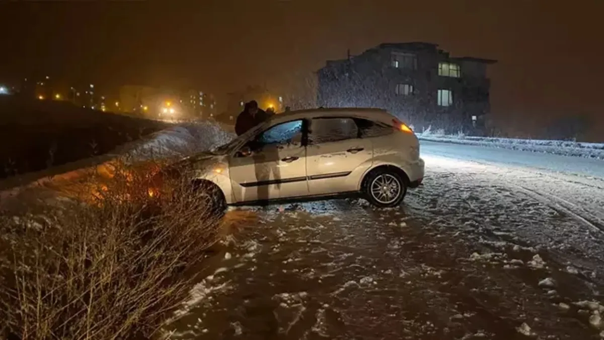 Yüksekova'da kar; araçlar yoldan çıktı