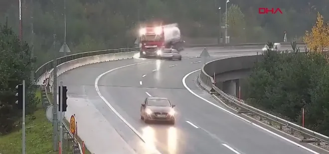 Tır sürücüsü 20 metreden aşağı uçtu