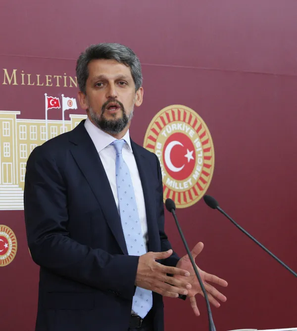 HDP’li Garo Paylan’dan Bakan Mahmut Özer’e hadsiz sözler: Geçen sene bıyıksızdınız