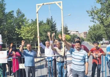 İdam sehpası getirip ip attılar