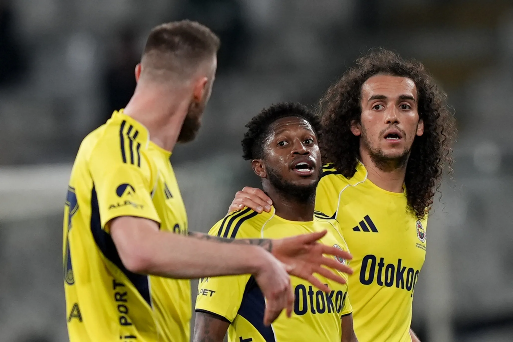 Konyaspor mağlubiyeti sonrası Fenerbahçe’de sinirler gerildi: İki yıldız isim saha ortasında tartıştı