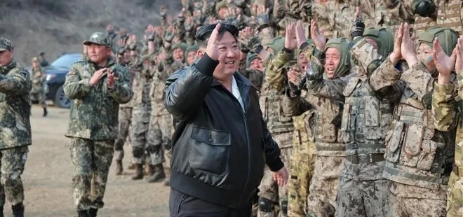 Kuzey Kore lideri Kim, topçu birliklerinin tatbikatını denetledi