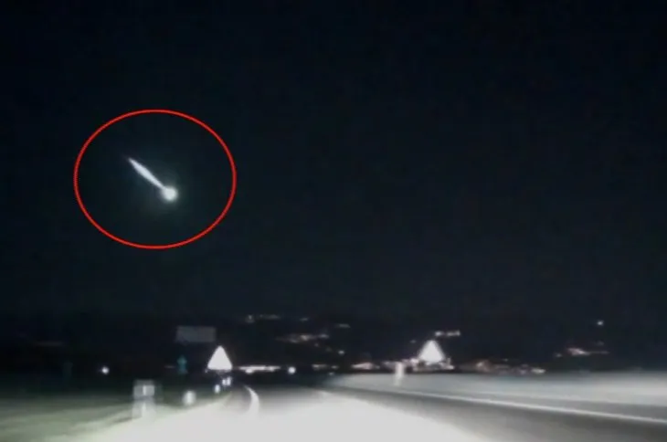 İzmir’de gökyüzünde heyecan uyandıran görüntü: Meteor düştü iddiası