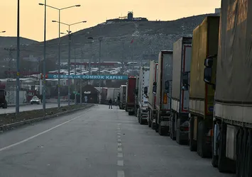 Son dakika: İran'a açılan Gürbulak kapatıldı! TIR kuyruğu 5 kilometreye ulaştı