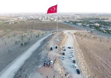 Suriye sınırına dev Türk bayrağı
