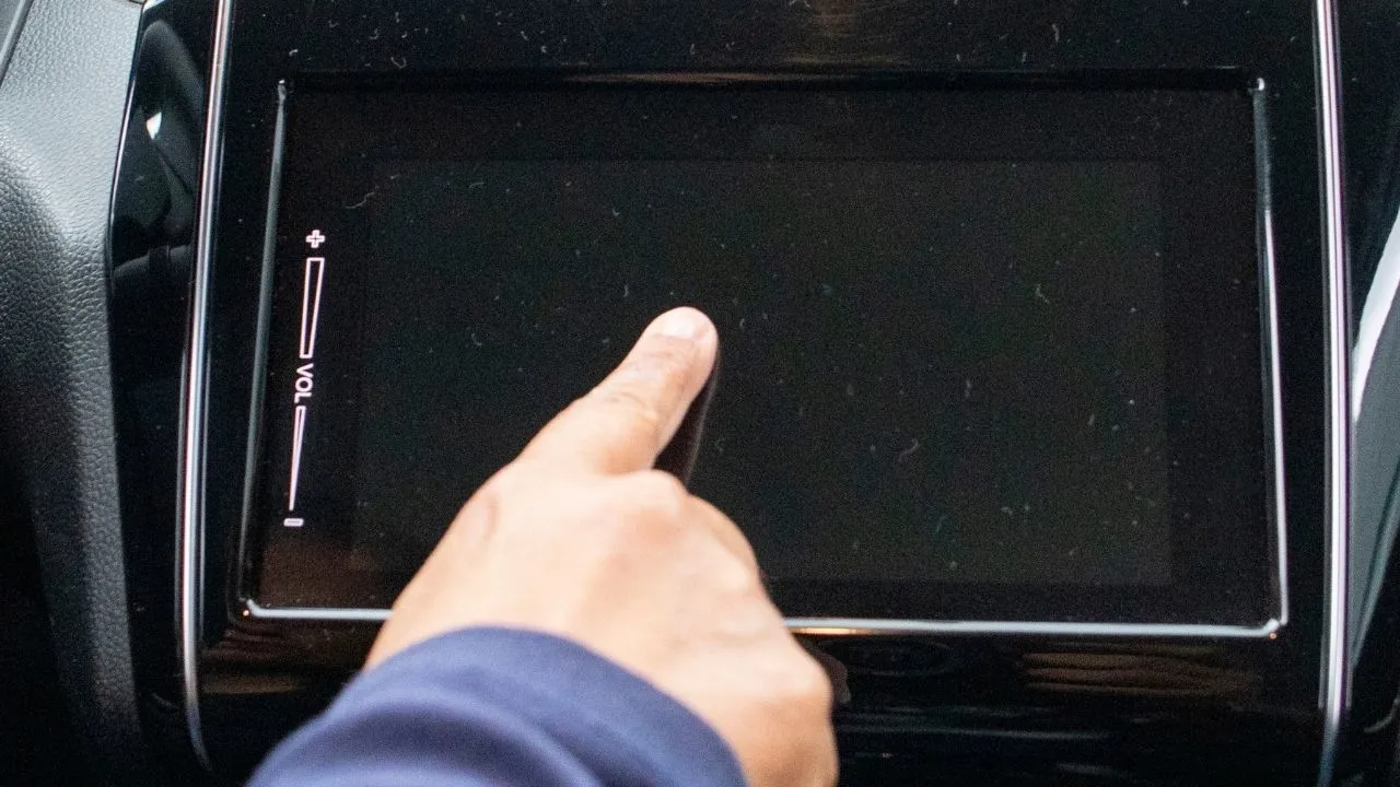 2026 Trafik Düzenlemesi: Arabada multimedya ve double teyp yasak mı?