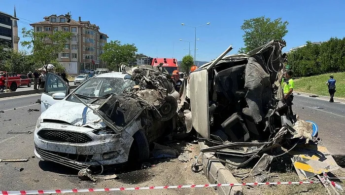 1719920656834.jpeg Bolu D-100'de katliam gibi kaza! Araç ortadan ikiye bölündü: 2 ölü, 3 yaralı - 2