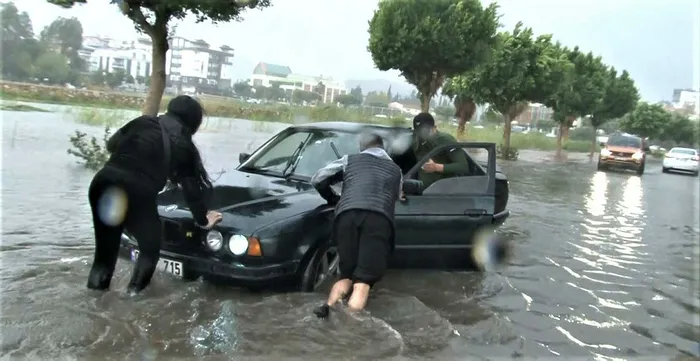 Son dakika: Meteoroloji'den Antalya için ‘kırmızı’ kodlu uyarı! 3 ilçede okullar tatil edildi - 1