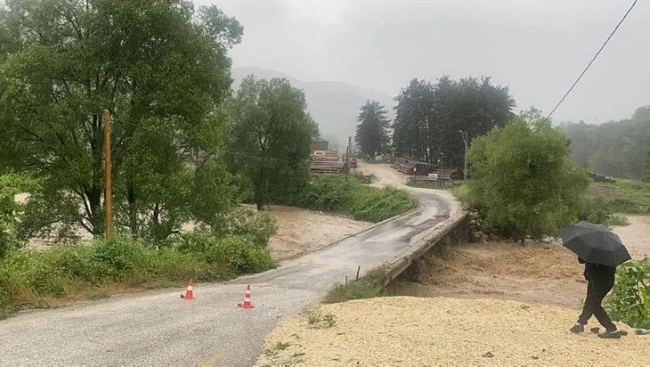 Sağanak yağış Düzce’de hayatı felç etti! Batı Karadeniz’de sel ve heyelan tehlikesi