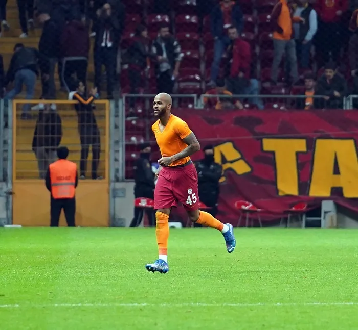 Bayrağı kaptı Galatasaray tribünlerine koştu! Gaziantep maçı sonrası Marcao taraftarlara 3’lü çektirdi