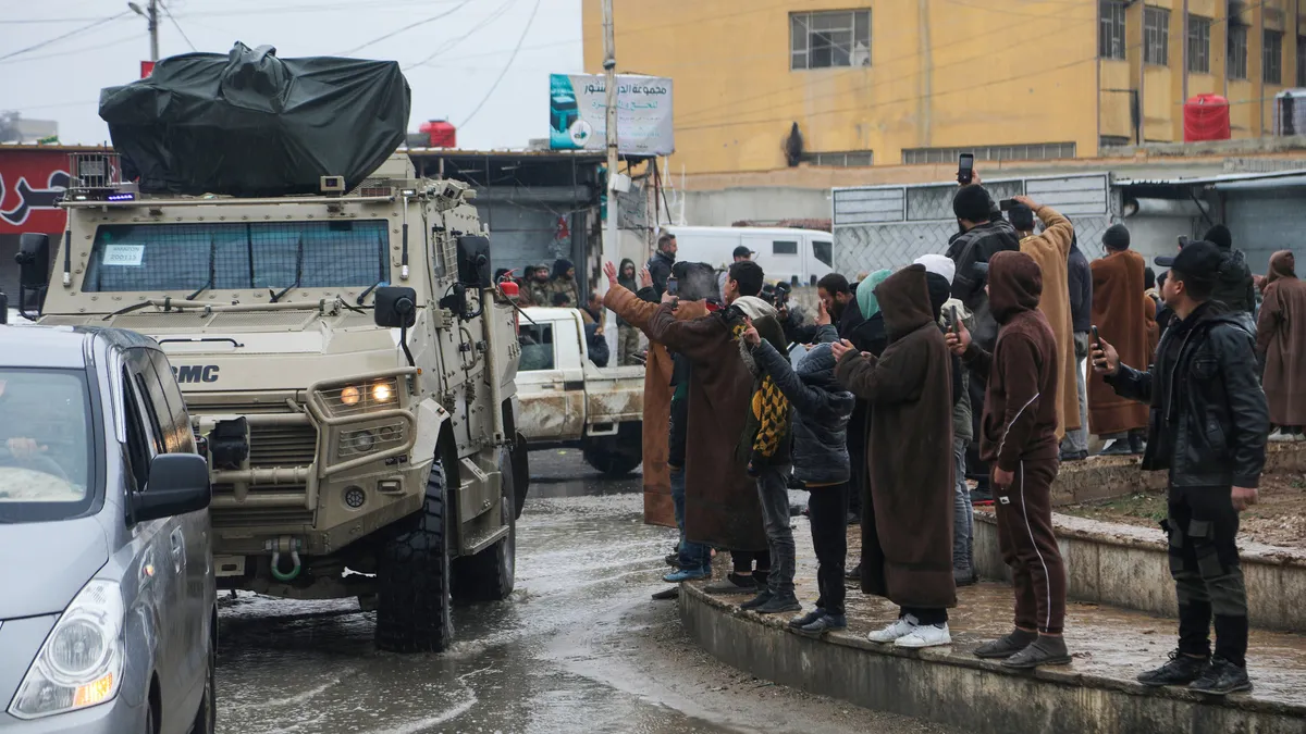 Suriye Ordusu'ndan Deyr Hafir'e dev sevkiyat: Terör örgütü köşeye sıkıştı!