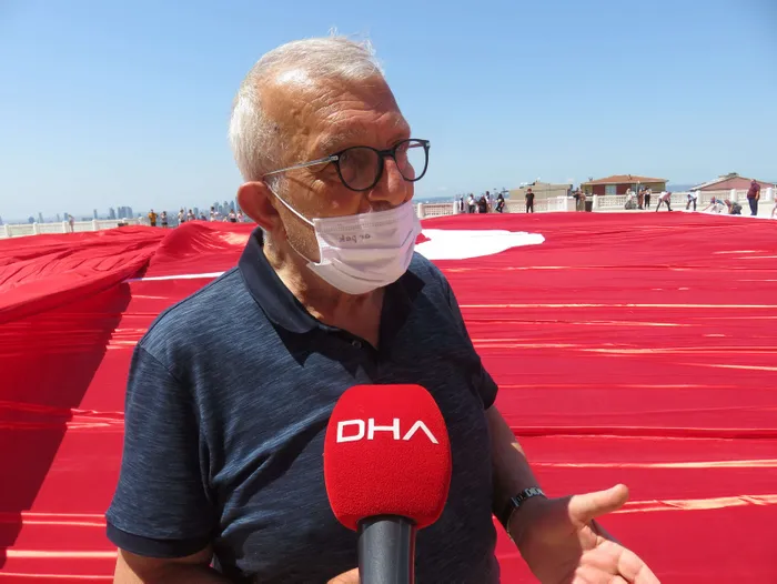 Son dakika: Çamlıca Camii avlusunda dev Türk bayrağı açıldı