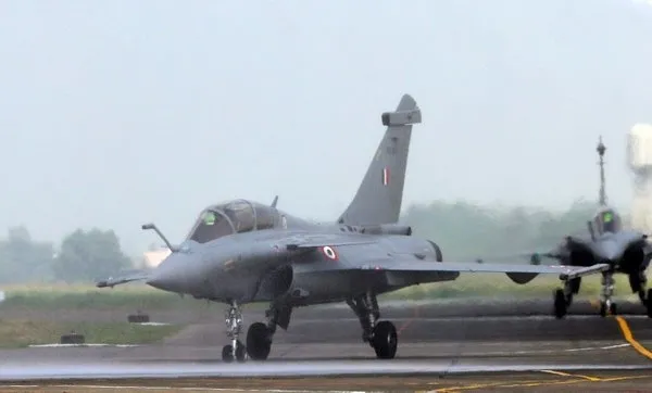 Yunanistan 18 Rafale savaş uçağı için Fransa'ya 2,3 milyar euro ödeyecek - 1
