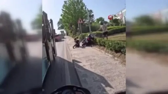 Motosikletlinin kaldırımdaki kadına çarptığı