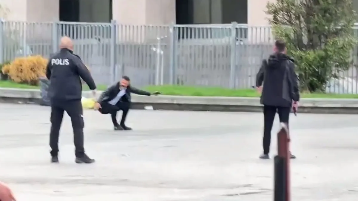 Çağlayan Adliyesi önünde silah sesleri! Bir kişi önce havaya sonra kendi bacağına ateş etti
